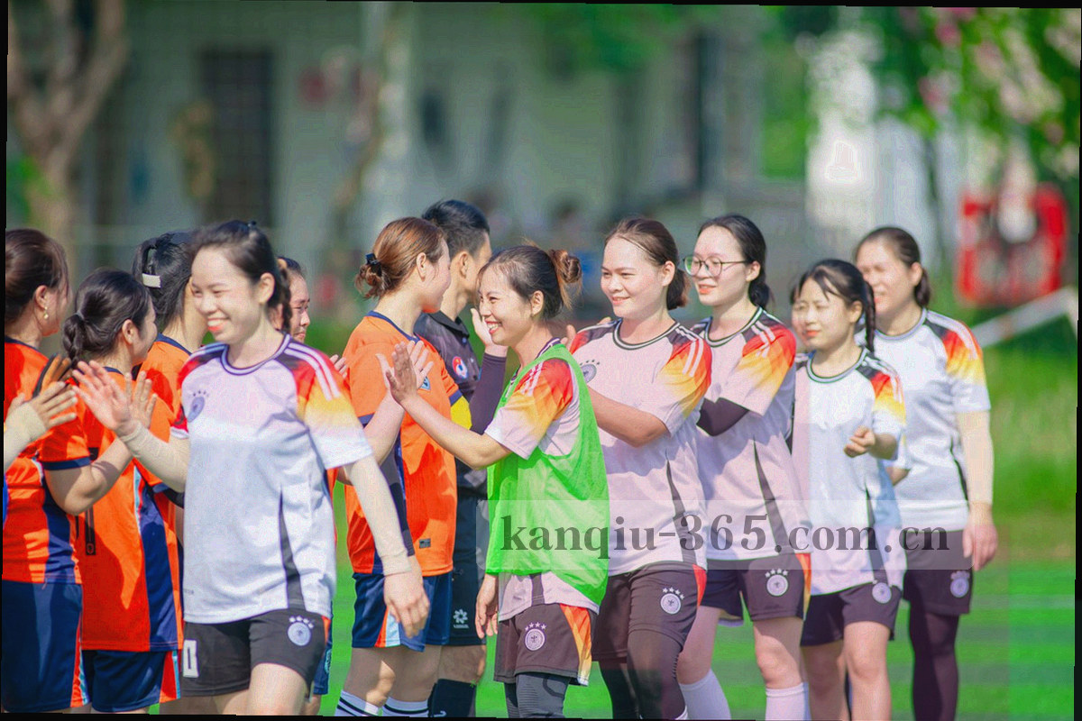 低角度广角拍摄的球员背影与看台灯光，画面无具名人物